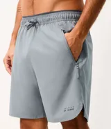 Bermuda deportiva Get Over de tejido ripstop, color gris, con cintura elástica, cordón ajustable, bolsillos laterales con cierre y estampa localizada.