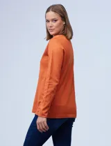 Buzo rojo tejido en hilado fino con escote en V y pespunte central.