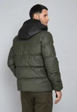 Campera puffer verde militar con capucha negra de cuero sintético, cierre frontal con cremallera y bolsillos laterales con cierre.