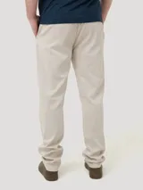 Pantalón de gabardina de corte recto color marrón claro, con tiro medio, bolsillos laterales y traseros, y cierre frontal.
