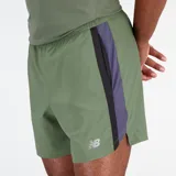 Short deportivo New Balance Accelerate de 5 pulgadas, color verde oliva con detalles en negro y gris. Confeccionado en tejido ligero con tecnología NB DRY de secado rápido. Cuenta con bolsillos y forro interior.