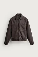 Sobrecamisa regular fit color marrón oscuro efecto lavado, confeccionada en denim de algodón. Cuenta con cuello solapa, manga larga, bolsillos de plastrón en el pecho y cierre frontal con cremallera.