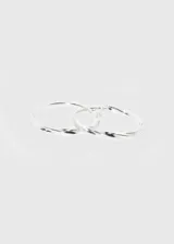 Par de aros tipo argolla de plata 925, con diseño torneado y cierre a presión.