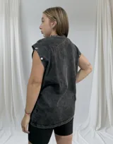 Remerón negro con efecto lavado y estampado de labios rojos y cerezas.