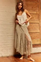 Falda larga verde de encaje floral, con cintura elastizada, caída amplia y paneles transparentes.