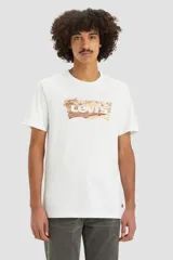 Remera blanca de algodón con cuello redondo y estampado del logo de Levi's con diseño de palmeras y paisaje desértico.