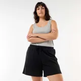 Short de felpa ligero negro, de talle alto con cintura elástica y cordón ajustable.