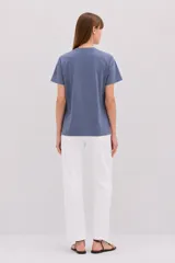 Remera blanca de algodón de manga corta, con cuello redondo y estampa frontal en color rojo con la leyenda "bon, jour" acompañada de pequeños corazones.