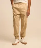 Pantalón jogger negro de sarga de algodón y elastano, con bolsillos cargo laterales y tobillos ajustados.