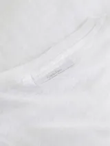 Remera blanca de lino con cuello redondo y mangas cortas.