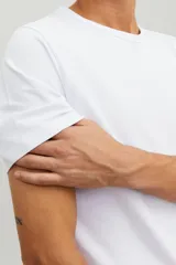 Camiseta blanca de manga corta y cuello redondo, marca Jack & Jones Essentials, de corte clásico.