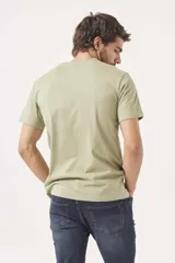 Remera verde oliva de corte clásico y cuello redondo.