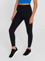 Calza deportiva de tiro alto con tecnología seamless y largo ankle. Presenta un diseño liso en color negro con logo pequeño en la cadera.