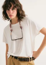 Blusa negra de manga corta con cuello redondo y calce holgado.