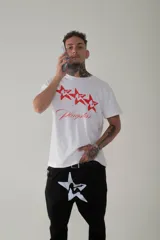 Pantalón negro de corte acampanado con detalles de costuras rojas y bolsillos con diseño.