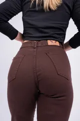 Pantalón marrón de corte wide leg, con bolsillos laterales y traseros.