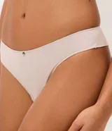 Pack de dos bombachas tipo bikini Lov de hilo doble en microfibra suave, una en tono beige y otra en marrón oscuro, con un pequeño detalle metálico en la parte frontal.