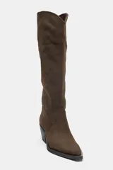 Bota cowboy de piel efecto encerado en color marrón oscuro, con diseño de caña alta, acabado en punta y tacón ancho.
