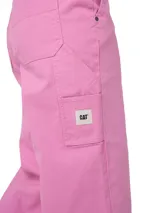 Pantalón de carpintero marca Cat, color rosado, de corte relajado, con bolsillos utilitarios, presilla para martillo y cierre frontal con botón y cremallera.