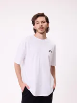 Remera de manga corta color blanco, con cuello redondo y logo de la marca Rusty estampado en pequeño en el pecho. Presenta un corte regular fit.