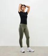 Remera deportiva de cuello redondo y manga corta, confeccionada en microfibra con ajuste al cuerpo y acabado de tacto suave.