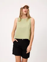Musculosa de lino color verde claro, con cuello redondo y diseño holgado.