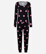 Conjunto de pijama largo confeccionado en rib, compuesto por una blusa de manga larga con botones y un pantalón con cintura elástica. Estampado de corazones.