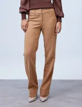 Pantalón de vestir negro, marca Zac & Rachel, con pretina con broches internos y cierre. Delantera y trasera con bolsillos.