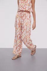 Pantalón largo de viscosa con estampado abstracto en tonos azules y blancos, cintura alta con cordón ajustable y corte ancho.