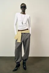 Camiseta de manga larga y cuello redondo, con corte ajustado al cuerpo.