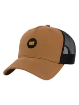 Gorro tipo trucker de color marrón en la parte frontal y visera, con red trasera en color negro. Presenta un parche circular negro con el logo de CAT en amarillo en el frente.