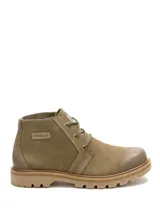 Bota Caterpillar modelo Grader Chukka de color beige, confeccionada en gamuza, con diseño de caña baja, cordones frontales y suela de goma tractorada.