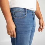 Pantalón jean de corte slim color azul.