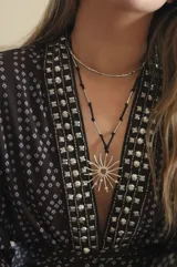 Gargantilla rígida de alpaca con diseño rústico. Se ajusta a presión.