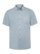 Camisa de manga corta de tencel color celeste, modelo Tencel de la marca RKF, con corte regular fit, botones frontales a contratono y un bolsillo en el pecho con logo bordado.