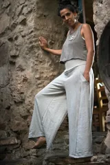 Pantalón palazzo gris melange de rústico de algodón, con tiro alto, bolsillos laterales, elástico en la espalda y faja ancha en la cintura.