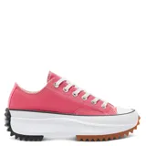Championes Converse Run Star Hike de caña baja, color rosa con cordones blancos y suela de plataforma blanca con detalles en marrón y negro.
