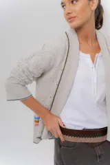 Saco tejido de lambswool color marrón, con diseño inspirado en kimono, mangas largas y delicados calados en toda la prenda. Cuenta con bordes en contraste.