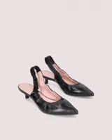 Zapatos tipo ballerina destalonados de cuero negro, con elástico en el talón, punta fina y taco kitten heel. Interior color rosa.