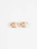 Aros tipo argolla gruesa con diseño bold y cierre de clip, ideales para usar sin necesidad de perforaciones.