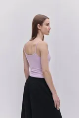 Musculosa de calce al cuerpo, confeccionada en tejido elastizado color verde menta, con escote recto, breteles finos y detalle de breteles anchos en contraste de color blanco que genera un efecto superpuesto.