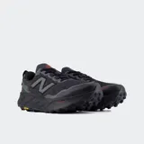 Championes de trail running New Balance Fresh Foam X Hierro v9, color negro con detalles en rojo y suela Vibram.