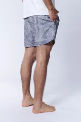 Short de baño celeste con estampado de hojas de palmera en gris.