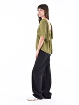 Blusa negra con escote cuadrado, fruncido en el busto y mangas cortas amplias.