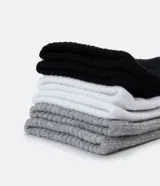 Kit de tres pares de medias deportivas blancas de caña media, con suela de toalla y tejido texturizado.