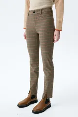 Pantalón de vestir marrón a cuadros con corte cigarette y aberturas en los tobillos.