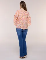 Blusa holgada de gasa estampada en tonos de amarillo, naranja y fucsia con diseño floral. Presenta escote redondo fruncido y mangas tres cuartos acampanadas con volados.