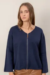 Campera de punto azul marino con cierre frontal completo y detalle de tirador en cuero marrón. Presenta cuello en V y mangas largas con diseño holgado.