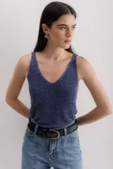 Musculosa de tejido de punto azul marino con hilos de lurex plateado, escote en V y tirantes anchos.