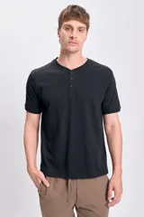 Remera negra de manga corta con cuello henley y tapeta con tres botones.